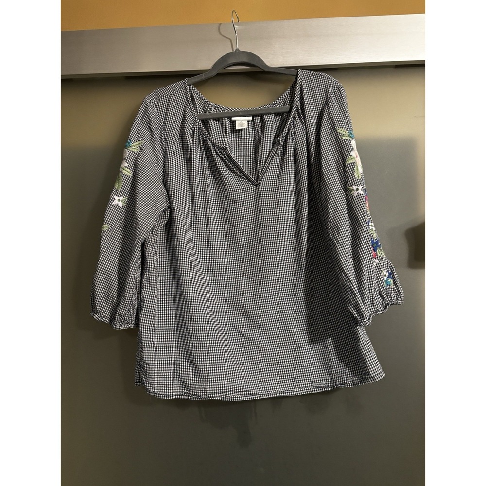 Liz Claiborne Top With Embroidered Flowers On Sleeves Black White Gingham‎